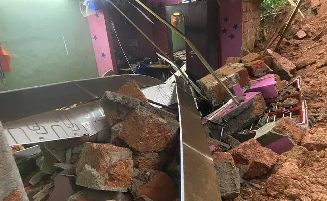 ಪುತ್ತೂರು: ಧರೆ ಕುಸಿದು ಮನೆಗೆ ಹಾನಿ; ಅಪಾಯದಿಂದ ಪಾರಾದ ಕುಟುಂಬ ಪುತ್ತೂರು: ಧರೆ ಕುಸಿದು ಮನೆಗೆ ಹಾನಿ; ಅಪಾಯದಿಂದ ಪಾರಾದ ಕುಟುಂಬ