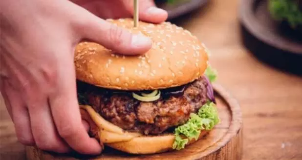 ಉತ್ತರ ಪ್ರದೇಶ| ʼಬೀಫ್ ಬರ್ಗರ್ʼ ಮಾರಾಟ ಆರೋಪ: ಸಂಘ ಪರಿವಾರದ ಪ್ರತಿಭಟನೆ ಬಳಿಕ ರೆಸ್ಟೋರೆಂಟ್ ಮಾಲಕನ ಬಂಧನ ಉತ್ತರ ಪ್ರದೇಶ| ʼಬೀಫ್ ಬರ್ಗರ್ʼ ಮಾರಾಟ ಆರೋಪ: ಸಂಘ ಪರಿವಾರದ ಪ್ರತಿಭಟನೆ ಬಳಿಕ ರೆಸ್ಟೋರೆಂಟ್ ಮಾಲಕನ ಬಂಧನ