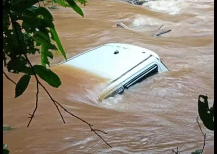 ಕಾಸರಗೋಡು: ನೀರಿನಲ್ಲಿ ಕೊಚ್ಚಿಕೊಂಡು ಹೋದ ಕಾರು ಕಾಸರಗೋಡು: ನೀರಿನಲ್ಲಿ ಕೊಚ್ಚಿಕೊಂಡು ಹೋದ ಕಾರು