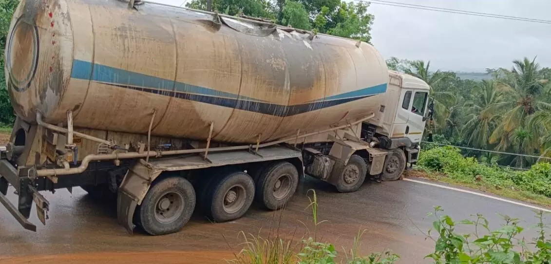 ಬಂಟ್ವಾಳ: ಗೂಗಲ್ ಮ್ಯಾಪ್ ಬಳಸಿದ್ದಕ್ಕೆ ತಿರುವಿನಲ್ಲಿ ಸಿಲುಕಿಕೊಂಡ ಬೃಹತ್ ಲಾರಿ ! ಬಂಟ್ವಾಳ: ಗೂಗಲ್ ಮ್ಯಾಪ್ ಬಳಸಿದ್ದಕ್ಕೆ ತಿರುವಿನಲ್ಲಿ ಸಿಲುಕಿಕೊಂಡ ಬೃಹತ್ ಲಾರಿ !