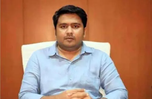 ನಗರದ ಬೀದಿ ದೀಪಗಳ ತಂತಿಗಳಿಗೆ ಟ್ರಿಪ್ಪರ್ ಅಳವಡಿಸಲು ನಿರ್ದೇಶನ: ದ.ಕ. ಡಿಸಿ ಮುಲ್ಲೈ ಮುಗಿಲನ್ ನಗರದ ಬೀದಿ ದೀಪಗಳ ತಂತಿಗಳಿಗೆ ಟ್ರಿಪ್ಪರ್ ಅಳವಡಿಸಲು ನಿರ್ದೇಶನ: ದ.ಕ. ಡಿಸಿ ಮುಲ್ಲೈ ಮುಗಿಲನ್