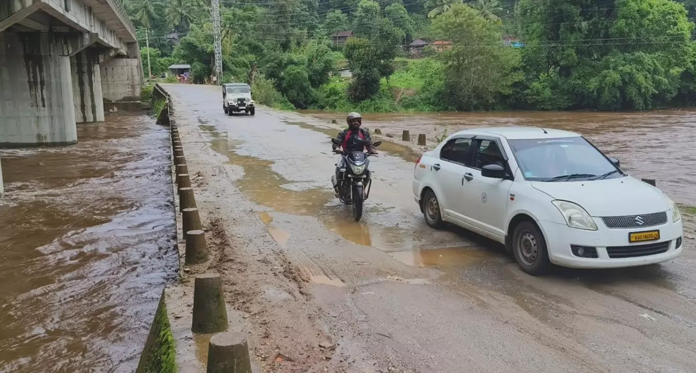 ಚಿಕ್ಕಮಗಳೂರು | ತುಂಬಿ ಹರಿಯುತ್ತಿರುವ ಭದ್ರಾ ನದಿ : ಹೆಬ್ಬಾಳೆ ಸೇತುವೆ ಮುಳುಗಡೆ ಭೀತಿ