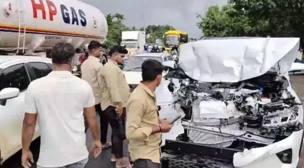 ಬಸ್ಸಿಗೆ ಢಿಕ್ಕಿ: ನಜ್ಜುಗುಜ್ಜಾದ ಶೋರೂಮ್ಗೆ ತೆರಳುತಿದ್ದ ಹೊಸ ಫಾರ್ಚೂನರ್ ಕಾರು ಬಸ್ಸಿಗೆ ಢಿಕ್ಕಿ: ನಜ್ಜುಗುಜ್ಜಾದ ಶೋರೂಮ್ಗೆ ತೆರಳುತಿದ್ದ ಹೊಸ ಫಾರ್ಚೂನರ್ ಕಾರು