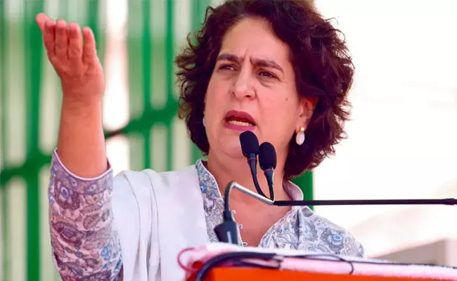 ಸಂಸತ್ತಿನಲ್ಲಿ ಜೈ ಸಂವಿಧಾನ ಎಂದು ಕೂಗಬಾರದೇ? : ಕಾಂಗ್ರೆಸ್ ನಾಯಕಿ ಪ್ರಿಯಾಂಕಾ ಗಾಂಧಿ ಪ್ರಶ್ನೆ