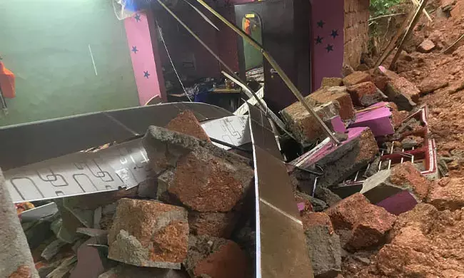 ಪುತ್ತೂರು: ಧರೆ ಕುಸಿದು ಮನೆಗೆ ಹಾನಿ; ಅಪಾಯದಿಂದ ಪಾರಾದ ಕುಟುಂಬ