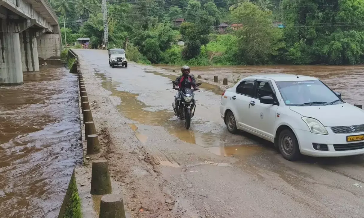 ಚಿಕ್ಕಮಗಳೂರು | ತುಂಬಿ ಹರಿಯುತ್ತಿರುವ ಭದ್ರಾ ನದಿ : ಹೆಬ್ಬಾಳೆ ಸೇತುವೆ ಮುಳುಗಡೆ ಭೀತಿ