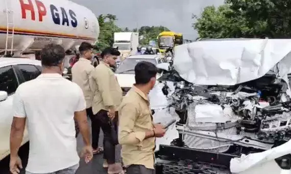 ಬಸ್ಸಿಗೆ ಢಿಕ್ಕಿ: ನಜ್ಜುಗುಜ್ಜಾದ ಶೋರೂಮ್‌ಗೆ ತೆರಳುತಿದ್ದ ಹೊಸ ಫಾರ್ಚೂನರ್ ಕಾರು