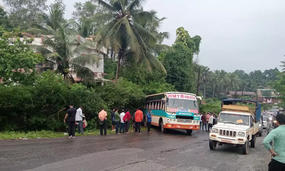 ಪರ್ಕಳ: ಚಾಲಕ ಹಠಾತ್ ಅಸ್ವಸ್ಥ; ಹಿಂದಕ್ಕೆ ಚಲಿಸಿ ನಿಂತ ಬಸ್