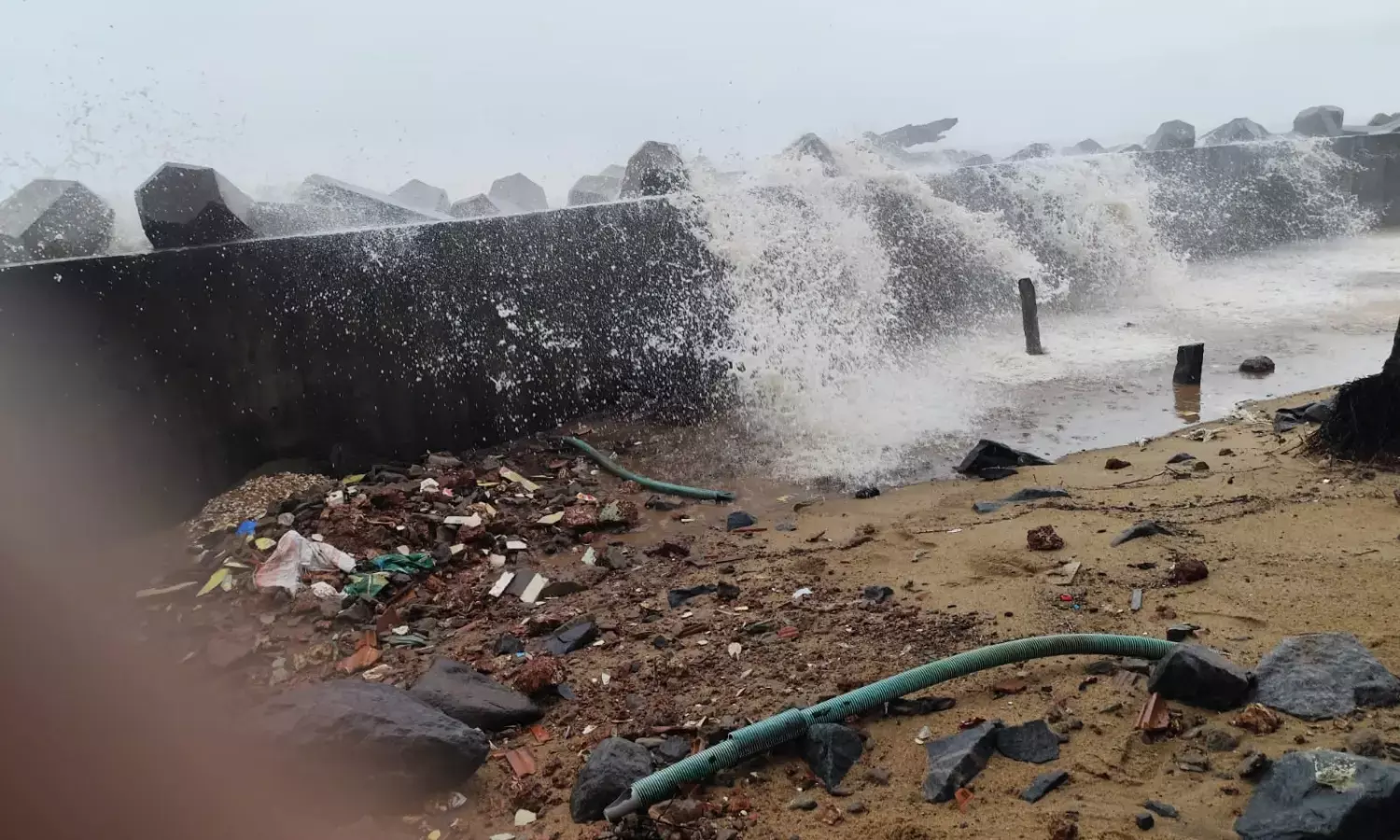 ಉಳ್ಳಾಲದಲ್ಲಿ ಸಮುದ್ರ ಪ್ರಕ್ಷುಬ್ಧ: ಅಪಾಯದಲ್ಲಿ ಮನೆಗಳು