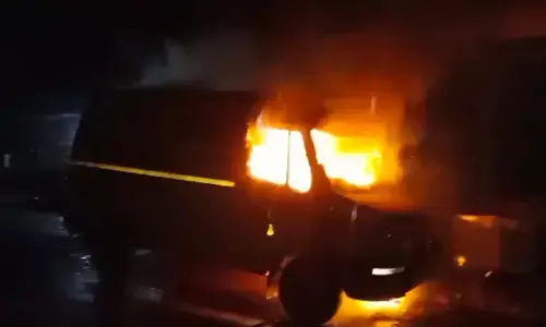 ಬೆಳ್ತಂಗಡಿ : ನಿಲ್ಲಿಸಿದ್ದ ಟೆಂಪೋ ಟ್ರಾವೆಲರ್  ಬೆಂಕಿಗಾಹುತಿ