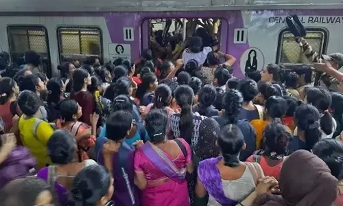 ರೈಲುಗಳಲ್ಲಿ ಪ್ರಯಾಣಿಕರು ಜಾನುವಾರುಗಳಂತೆ ಪ್ರಯಾಣಿಸುವ ವಾತಾವರಣ ಸೃಷ್ಟಿಯಾಗಿರುವುದು ನಾಚಿಕಗೇಡು: ಬಾಂಬೆ ಹೈಕೋರ್ಟ್