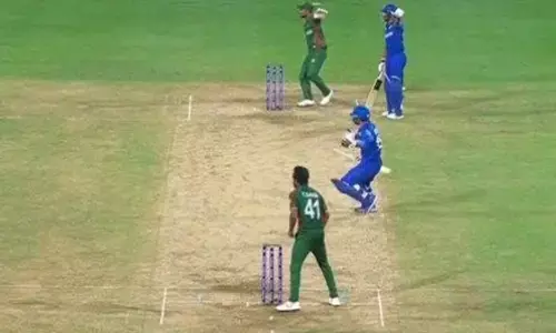 ಟಿ20 ವಿಶ್ವಕಪ್: ಹತಾಶೆಯಿಂದ ಬ್ಯಾಟ್ ಎಸೆದ ರಶೀದ್ ಖಾನ್‍ಗೆ ಐಸಿಸಿ ಛೀಮಾರಿ