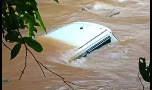 ಕಾಸರಗೋಡು: ನೀರಿನಲ್ಲಿ ಕೊಚ್ಚಿಕೊಂಡು ಹೋದ ಕಾರು