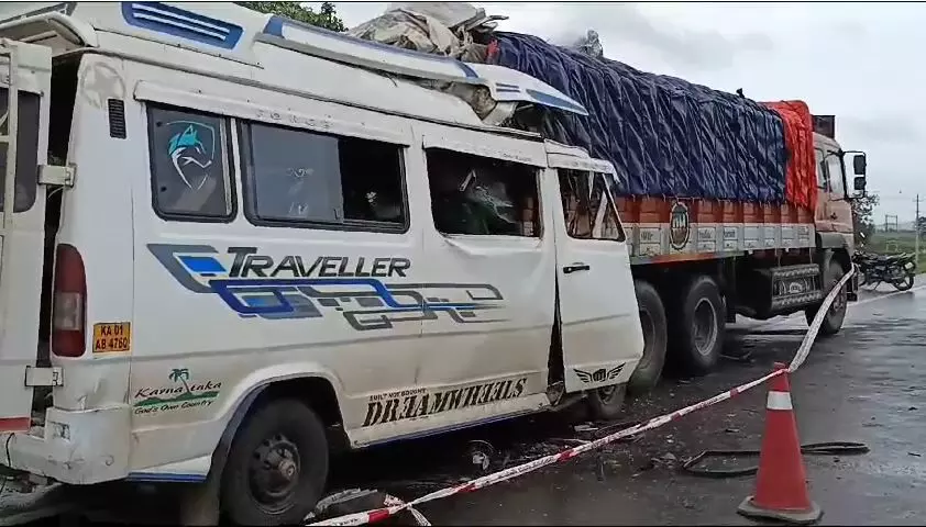 ಹಾವೇರಿಯಲ್ಲಿ ಭೀಕರ ರಸ್ತೆ ಅಪಘಾತ: ಭದ್ರಾವತಿ ಮೂಲದ 13 ಮಂದಿ ಮೃತ್ಯು