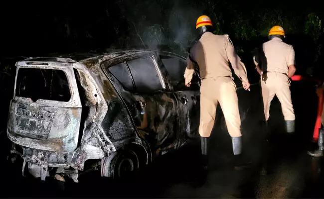 ಮಣಿಪಾಲ: ಹೊತ್ತಿ ಉರಿದ ಕಾರು; ಇಬ್ಬರು ಅಪಾಯದಿಂದ ಪಾರು