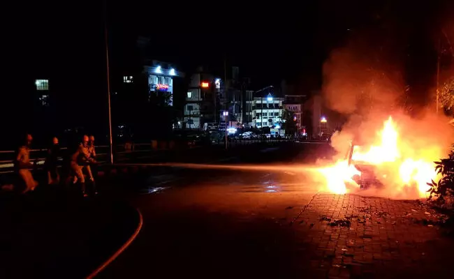ಮಣಿಪಾಲ: ಹೊತ್ತಿ ಉರಿದ ಕಾರು; ಇಬ್ಬರು ಅಪಾಯದಿಂದ ಪಾರು