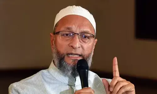 ಸಾವರ್ಕರ್ ರೀತಿಯ ಹೇಡಿ ವರ್ತನೆಯನ್ನು ನಿಲ್ಲಿಸಿ: ತಮ್ಮ ನಿವಾಸದ ಮೇಲೆ ಕಪ್ಪು ಶಾಯಿ ಎಸೆದವರಿಗೆ ಸಂಸದ ಅಸದುದ್ದೀನ್ ಉವೈಸಿ ತಿರುಗೇಟು