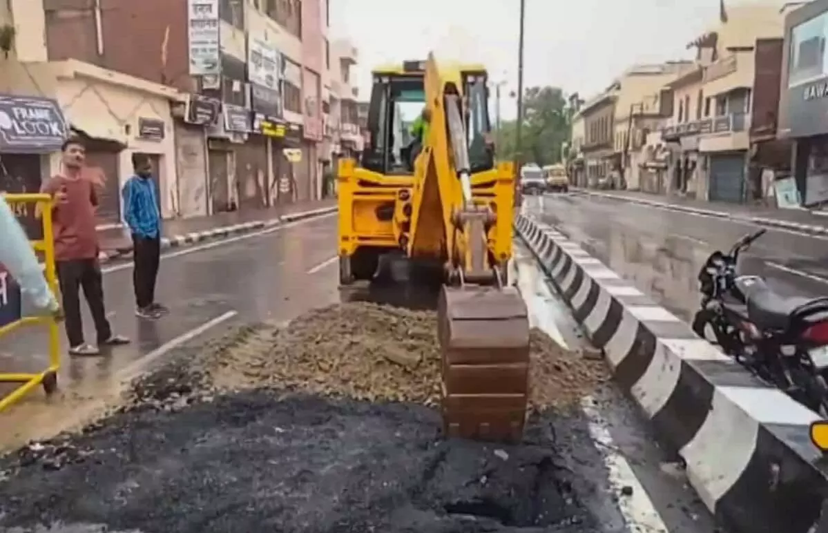 ಅಯೋಧ್ಯೆಯಲ್ಲಿ ಮಳೆ ಅವಾಂತರ: ರಾಮಪಥದಲ್ಲಿ ಹೊಂಡಗುಂಡಿಗಳ ಸೃಷ್ಟಿ, ರಾಮ ಮಂದಿರದಲ್ಲಿ ಸೋರಿಕೆ ಅಯೋಧ್ಯೆಯಲ್ಲಿ ಮಳೆ ಅವಾಂತರ: ರಾಮಪಥದಲ್ಲಿ ಹೊಂಡಗುಂಡಿಗಳ ಸೃಷ್ಟಿ, ರಾಮ ಮಂದಿರದಲ್ಲಿ ಸೋರಿಕೆ