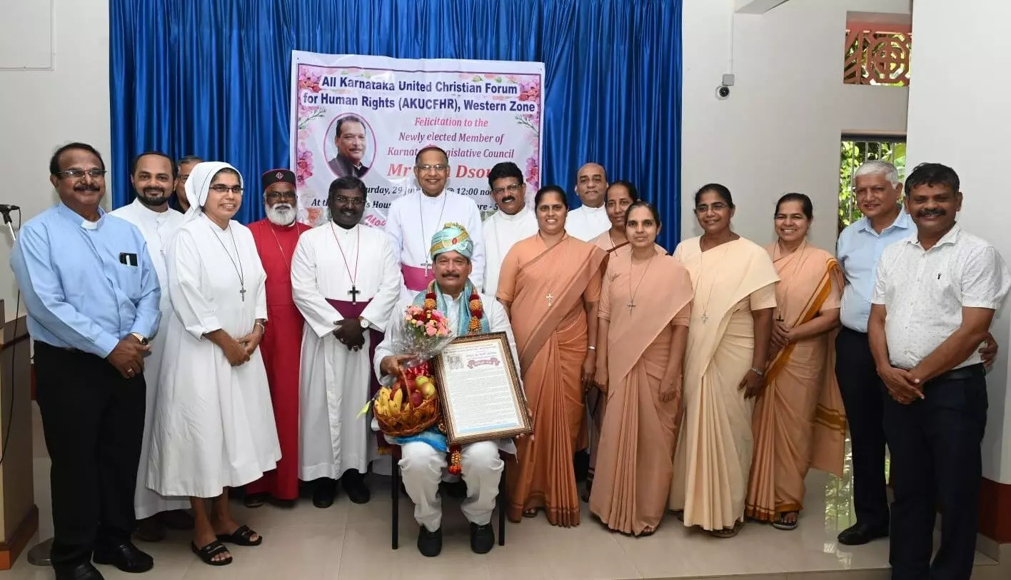 ಮಂಗಳೂರು: ಶಾಸಕ ಐವನ್ ಡಿಸೋಜಗೆ ಸನ್ಮಾನ ಮಂಗಳೂರು: ಶಾಸಕ ಐವನ್ ಡಿಸೋಜಗೆ ಸನ್ಮಾನ