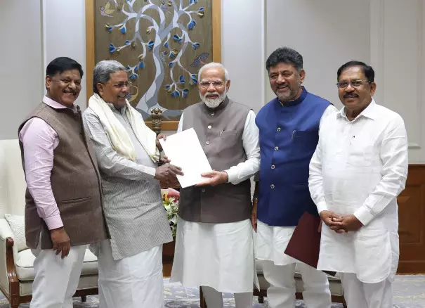 ಪ್ರಧಾನಿ ನರೇಂದ್ರ ಮೋದಿಯವರನ್ನು ಭೇಟಿಯಾದ ಸಿಎಂ ಸಿದ್ದರಾಮಯ್ಯ ಪ್ರಧಾನಿ ನರೇಂದ್ರ ಮೋದಿಯವರನ್ನು ಭೇಟಿಯಾದ ಸಿಎಂ ಸಿದ್ದರಾಮಯ್ಯ