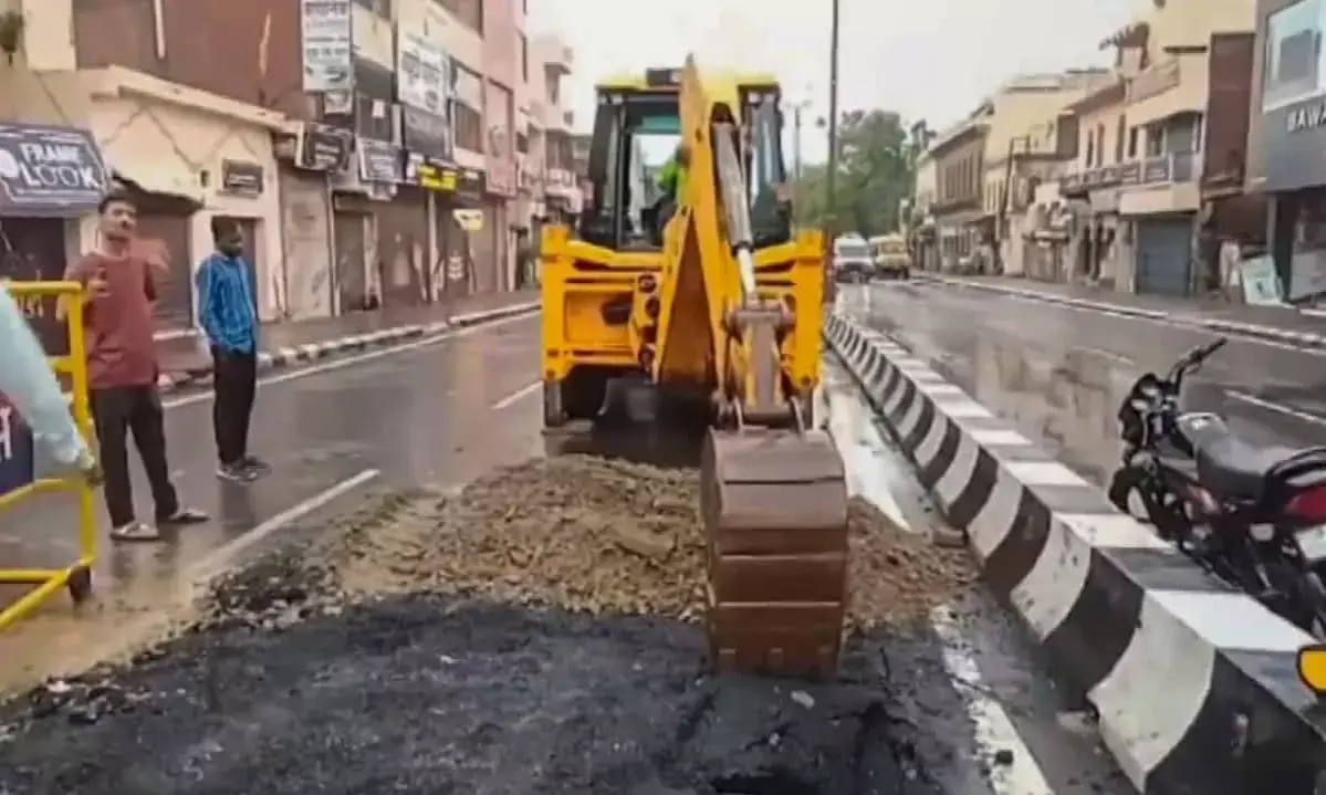 ಅಯೋಧ್ಯೆಯಲ್ಲಿ ಮಳೆ ಅವಾಂತರ: ರಾಮಪಥದಲ್ಲಿ ಹೊಂಡಗುಂಡಿಗಳ ಸೃಷ್ಟಿ, ರಾಮ ಮಂದಿರದಲ್ಲಿ ಸೋರಿಕೆ