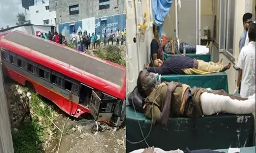 ಮಂಡ್ಯ | ಹಳ್ಳಕ್ಕೆ ಬಿದ್ದ ಸಾರಿಗೆ ಬಸ್ : ಚಾಲಕ ಸೇರಿ 8 ಮಂದಿಗೆ ಗಾಯ