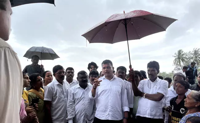 ಕುತ್ತಾರು ಮದನಿ ನಗರ ದುರಂತ ಪ್ರಕರಣ: ಸಂಸದ ಕ್ಯಾ. ಬ್ರಿಜೇಶ್ ಚೌಟ ಭೇಟಿ; ಶೀಘ್ರ ಪರಿಹಾರ ಒದಗಿಸಲು ಸೂಚನೆ ಕುತ್ತಾರು ಮದನಿ ನಗರ ದುರಂತ ಪ್ರಕರಣ: ಸಂಸದ ಕ್ಯಾ. ಬ್ರಿಜೇಶ್ ಚೌಟ ಭೇಟಿ; ಶೀಘ್ರ ಪರಿಹಾರ ಒದಗಿಸಲು ಸೂಚನೆ