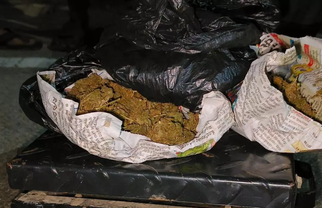 ಚಾಮರಾಜನಗರ | ಗಾಂಜಾ ಸಾಗಾಟ ಆರೋಪ : ನಾಲ್ವರು ಸೆರೆ ಚಾಮರಾಜನಗರ | ಗಾಂಜಾ ಸಾಗಾಟ ಆರೋಪ : ನಾಲ್ವರು ಸೆರೆ