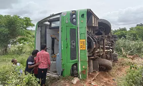 ಮೈಸೂರು | ಸಾರಿಗೆ ಬಸ್​ ಪಲ್ಟಿ : ಮೂವರ ಸ್ಥಿತಿ ಗಂಭೀರ, ಹಲವರಿಗೆ ಗಾಯ