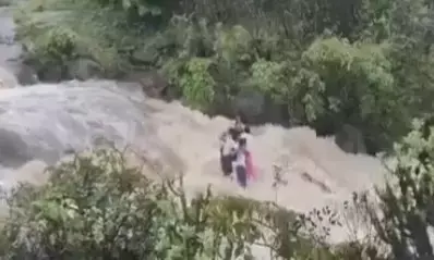 ಮುಂಬೈ: ಧುಮ್ಮಿಕ್ಕುತ್ತಿರುವ ಜಲಪಾತದಲ್ಲಿ ಕೊಚ್ಚಿ ಹೋದ ಒಂದೇ ಕುಟುಂಬದ ಐವರು; ಇತರ ಇಬ್ಬರು ಸುರಕ್ಷಿತ