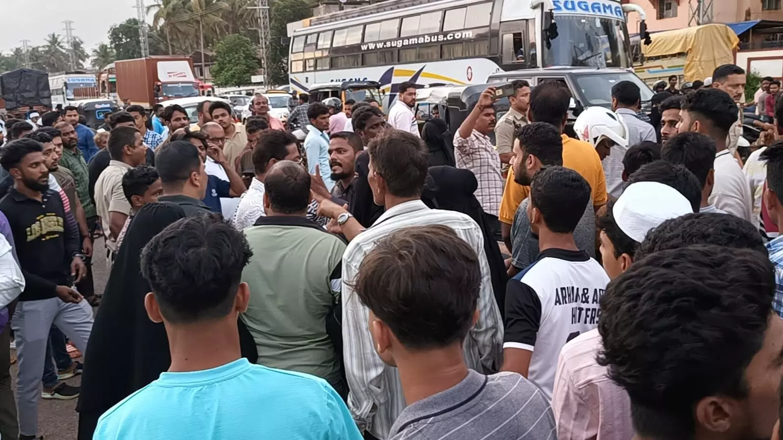 ಭಟ್ಕಳ: ಯುವಕನಿಗೆ ಖಾಸಗಿ ಬಸ್ಸಿನಲ್ಲಿ ಸಹ ಪ್ರಯಾಣಿಕರು, ಚಾಲಕನಿಂದ ಥಳಿತ; ಗಾಯಾಳು ಆಸ್ಪತ್ರೆಗೆ ದಾಖಲು ಭಟ್ಕಳ: ಯುವಕನಿಗೆ ಖಾಸಗಿ ಬಸ್ಸಿನಲ್ಲಿ ಸಹ ಪ್ರಯಾಣಿಕರು, ಚಾಲಕನಿಂದ ಥಳಿತ; ಗಾಯಾಳು ಆಸ್ಪತ್ರೆಗೆ ದಾಖಲು