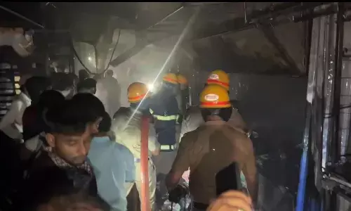 ಶಿವಮೊಗ್ಗ | ಬಟ್ಟೆ ಮಾರುಕಟ್ಟೆಯಲ್ಲಿ ಬೆಂಕಿ ಅವಘಡ: 8ಕ್ಕೂ ಅಧಿಕ ಅಂಗಡಿಗಳಿಗೆ ಹಾನಿ