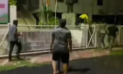 ರಾಹುಲ್ ಗಾಂಧಿಯ ಹೇಳಿಕೆಗೆ ಆಕ್ರೋಶ: ಅಹಮದಾಬಾದ್‌ನ ಕಾಂಗ್ರೆಸ್ ಕಚೇರಿಯನ್ನು ಧ್ವಂಸಗೊಳಿಸಿದ ಬಜರಂಗದಳ ಕಾರ್ಯಕರ್ತರು