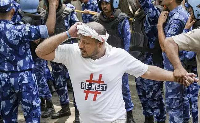 ನೀಟ್-ಯುಜಿ ಹಗರಣ | ತಲೆ ಬೋಳಿಸಿಕೊಂಡು ಯೂತ್ ಕಾಂಗ್ರೆಸ್ ಕಾರ್ಯಕರ್ತರಿಂದ ಪ್ರತಿಭಟನೆ