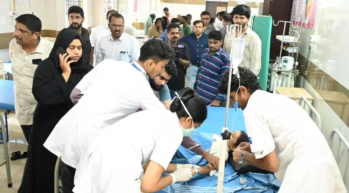 ಕಾಸರಗೋಡು: ಆಸ್ಪತ್ರೆಯ ಜನರೇಟರ್ನ ಹೊಗೆಯಿಂದ ಸಮೀಪದ ಶಾಲೆಯ ಹಲವು ವಿದ್ಯಾರ್ಥಿಗಳು ಅಸ್ವಸ್ಥ ಕಾಸರಗೋಡು: ಆಸ್ಪತ್ರೆಯ ಜನರೇಟರ್ನ ಹೊಗೆಯಿಂದ ಸಮೀಪದ ಶಾಲೆಯ ಹಲವು ವಿದ್ಯಾರ್ಥಿಗಳು ಅಸ್ವಸ್ಥ