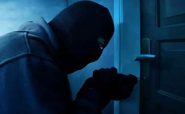 ಒಂದು ತಿಂಗಳಲ್ಲಿ ಕದ್ದ ವಸ್ತುಗಳನ್ನು ಮರಳಿಸುವೆ: ಮನೆಗೆ ನುಗ್ಗಿ ನಗ-ನಗದು ಕಳವು ಮಾಡಿ ಕ್ಷಮಾಪಣಾ ಪತ್ರ ಬರೆದಿಟ್ಟ ಕಳ್ಳ!