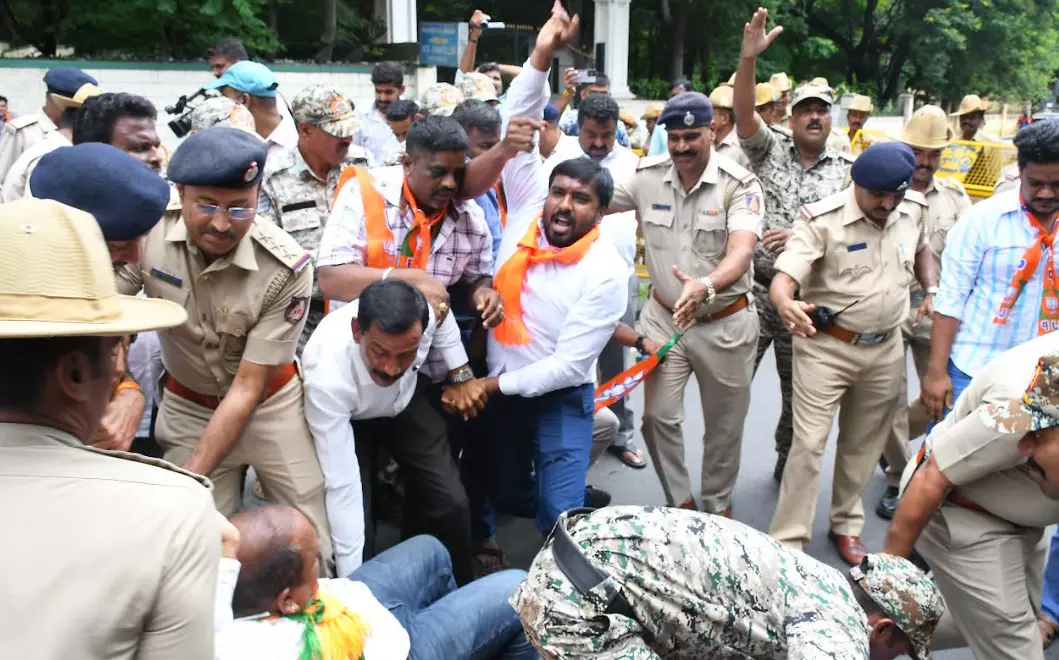 ಮೈಸೂರು | ಮುಡಾ ಕಚೇರಿ ಮುತ್ತಿಗೆಗೆ ಯತ್ನಿಸಿದ ಬಿಜೆಪಿ ಕಾರ್ಯಕರ್ತರ ಬಂಧನ, ಬಿಡುಗಡೆ