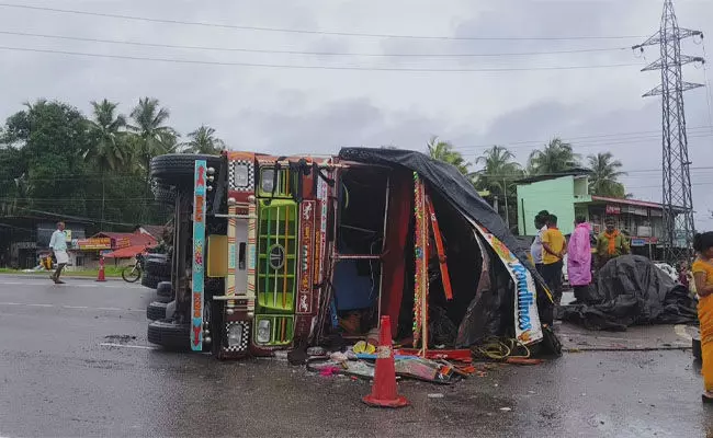 ಮುಳ್ಳಿಕಟ್ಟೆ: ರಾಷ್ಟ್ರೀಯ ಹೆದ್ದಾರಿ ಮಧ್ಯೆ  ಪಲ್ಟಿಯಾದ ಸಕ್ಕರೆ ಸಾಗಾಟದ ಲಾರಿ