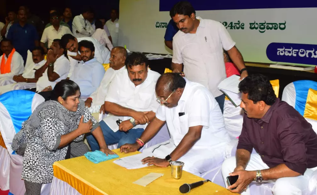 ಮಂಡ್ಯ | ಜನತಾ ದರ್ಶನಕ್ಕೆ ಅಧಿಕಾರಿಗಳು ಗೈರು : ರಾಜ್ಯ ಸರಕಾರದ ವಿರುದ್ಧ ಎಚ್‌ಡಿಕೆ ಆಕ್ರೋಶ