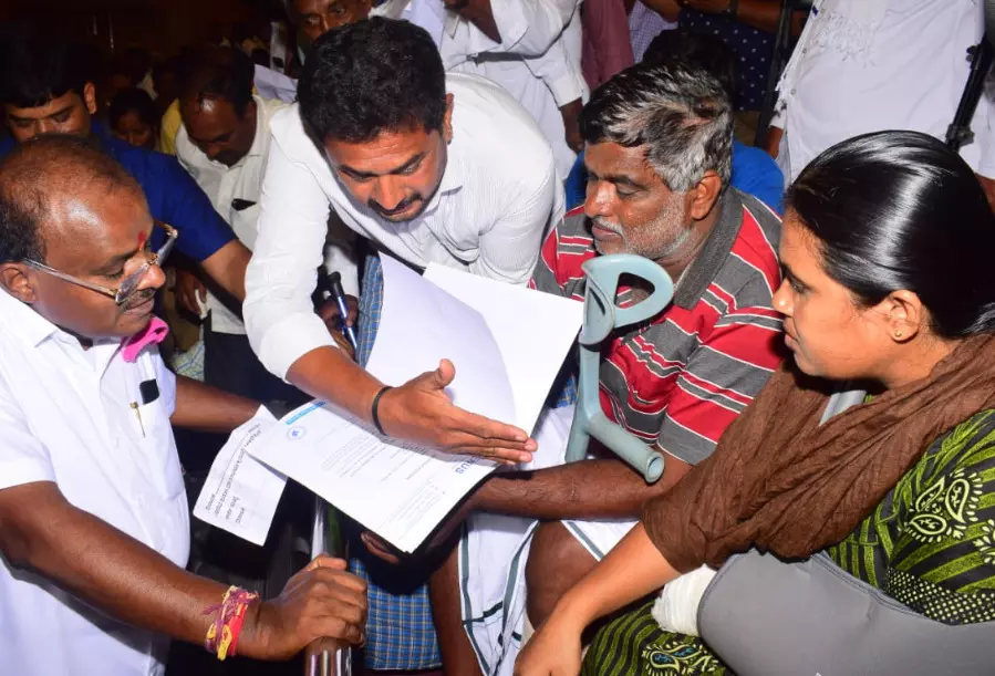 ಮಂಡ್ಯ | ಜನತಾ ದರ್ಶನಕ್ಕೆ ಅಧಿಕಾರಿಗಳು ಗೈರು : ರಾಜ್ಯ ಸರಕಾರದ ವಿರುದ್ಧ ಎಚ್‌ಡಿಕೆ ಆಕ್ರೋಶ