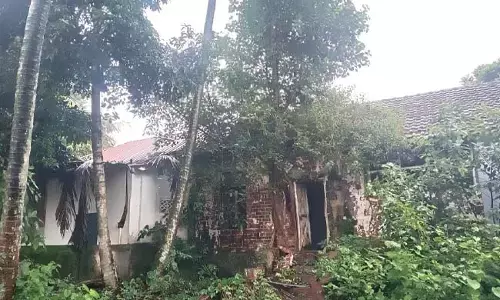 ಸಿದ್ದಾಪುರ: ನಿರ್ವಹಣೆ ಇಲ್ಲದೆ ಶಿಥಿಲಗೊಂಡ ಹಳೇ ಕಟ್ಟಡ; ಕೂಡಲೇ ತೆರವು ಮಾಡಲು ಸಾರ್ವಜನಿಕರ ಒತ್ತಾಯ