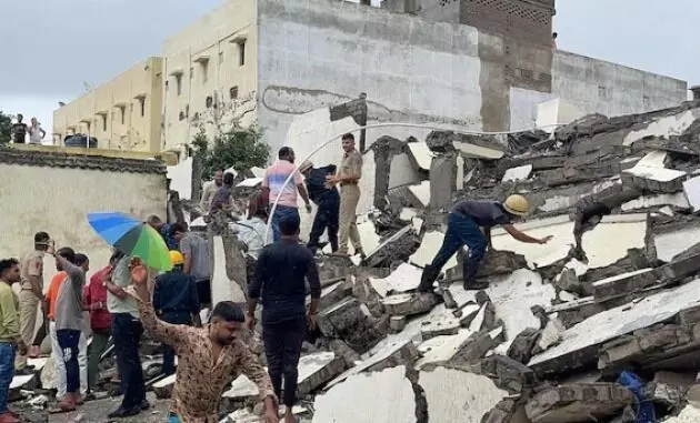 ಗುಜರಾತ್ ನಲ್ಲಿ ಆರು ಅಂತಸ್ತಿನ ಕಟ್ಟಡ ಕುಸಿತ: ಹಲವರು ಅವಶೇಷಗಳಡಿ ಸಿಲುಕಿರುವ ಶಂಕೆ