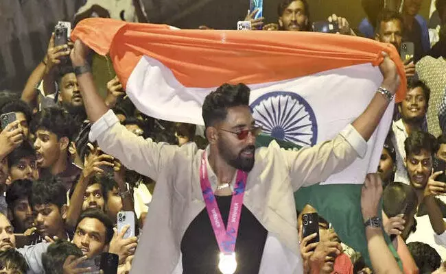 ಟಿ20 ವಿಶ್ವಕಪ್ ಗೆಲುವು: ಹೈದರಾಬಾದ್ ನಲ್ಲಿ ಮುಹಮ್ಮದ್ ಸಿರಾಜ್ ಗೆ ಅದ್ದೂರಿ ಸ್ವಾಗತ