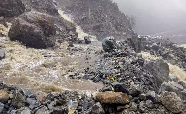 ಉತ್ತರಾಖಂಡದ ಚಮೋಲಿಯಲ್ಲಿ ಭೂಕುಸಿತ: ಬಂಡೆಗಳು ಬಿದ್ದು ಹೈದರಾಬಾದ್ ನ ಇಬ್ಬರು ಪ್ರವಾಸಿಗಳ ಮೃತ್ಯು