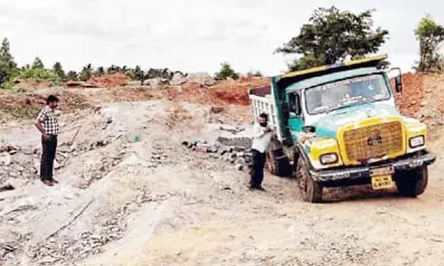 ಸರಕಾರಿ ಗೋಮಾಳದಲ್ಲಿ ನಿಲ್ಲದ ಮಣ್ಣು ಲೂಟಿ: ಅಕ್ರಮ ತಡೆಯಲು ತಾಲೂಕು ಆಡಳಿತದಿಂದ ನಿರಂತರ ದಾಳಿ