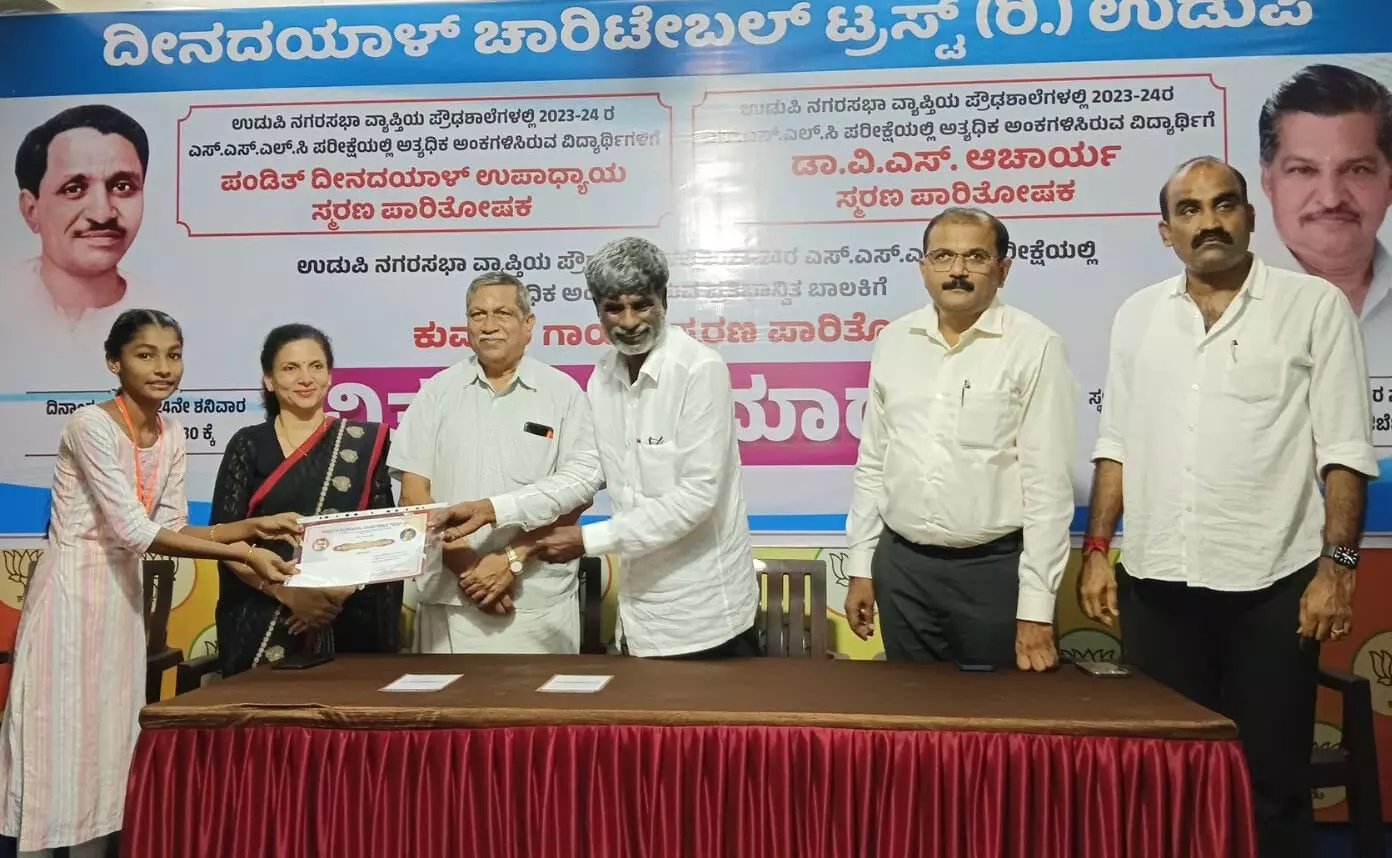 ಪ್ರತಿಭಾನ್ವಿತ ವಿದ್ಯಾರ್ಥಿಗಳಿಗೆ ಪಾರಿತೋಷಕ ಪ್ರದಾನ