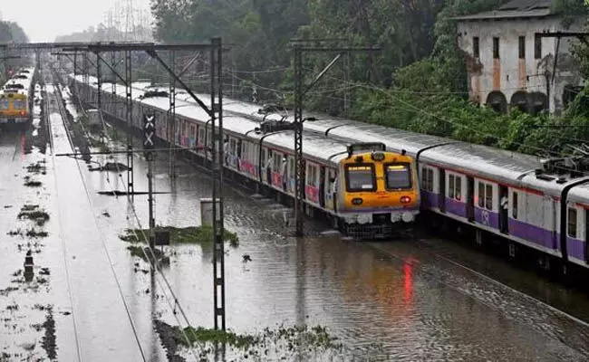 ಮುಂಬೈನಲ್ಲಿ ಧಾರಾಕಾರ ಮಳೆ, ರೈಲು ಸಂಚಾರ ಅಸ್ತವ್ಯಸ್ತ