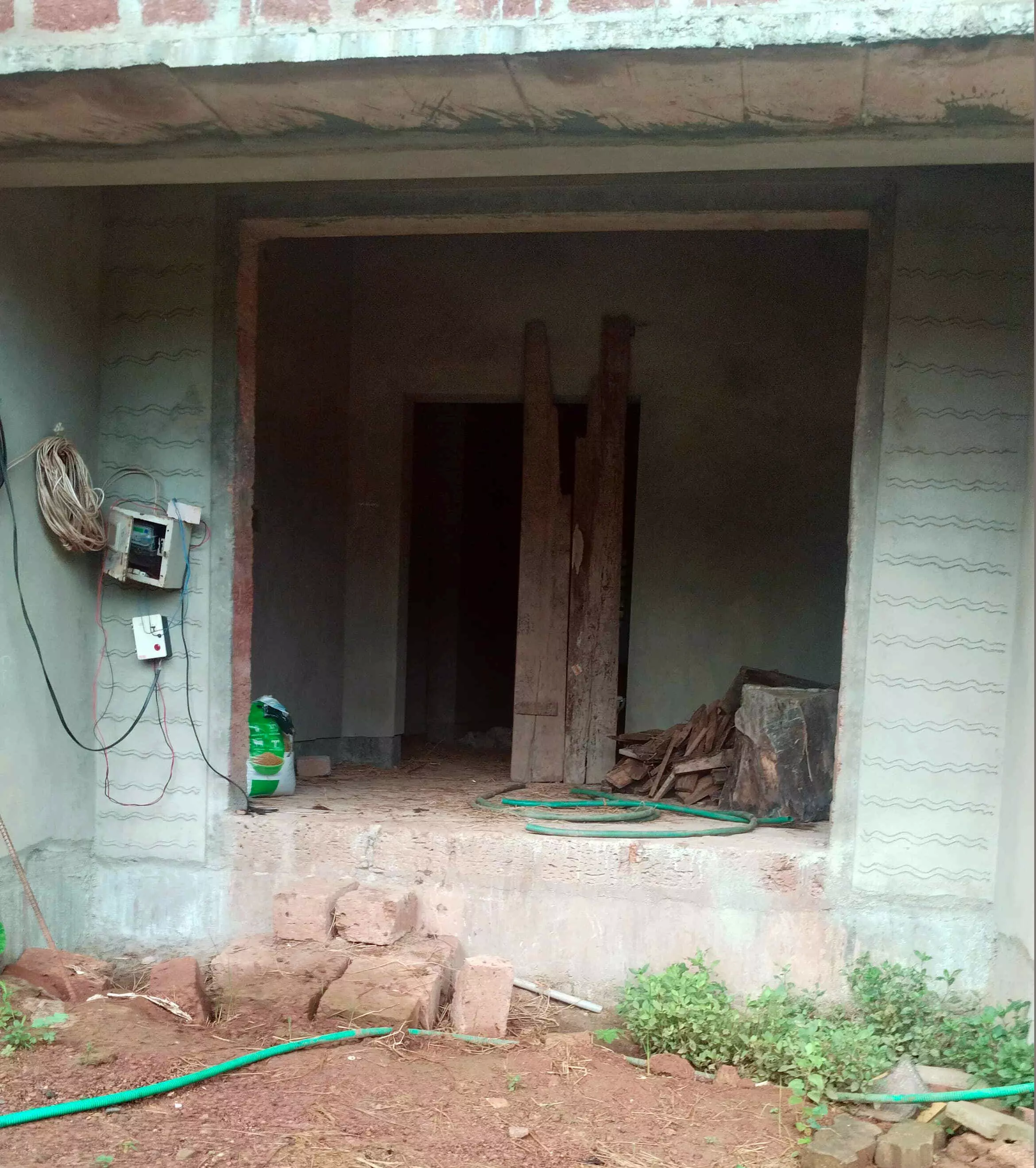 ಕೃಷ್ಣಾಪುರ: ಅಕ್ರಮ ಕಸಾಯಿಖಾನೆಗೆ ಪೊಲೀಸ್ ದಾಳಿ; 16 ಜಾನುವಾರುಗಳು ವಶಕ್ಕೆ