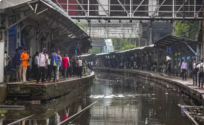 ಮುಂಬೈಯಲ್ಲಿ 6 ಗಂಟೆಯಲ್ಲಿ 300 ಮಿ.ಮೀ. ಮಳೆ! ಮುಂಬೈಯಲ್ಲಿ 6 ಗಂಟೆಯಲ್ಲಿ 300 ಮಿ.ಮೀ. ಮಳೆ!