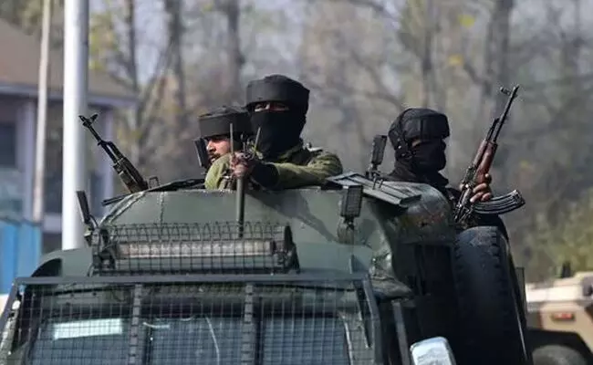 ಜಮ್ಮು ಕಾಶ್ಮೀರ: ಸೇನಾ ವಾಹನದ ಮೇಲೆ ಶಂಕಿತ ಉಗ್ರರಿಂದ ದಾಳಿ ಜಮ್ಮು ಕಾಶ್ಮೀರ: ಸೇನಾ ವಾಹನದ ಮೇಲೆ ಶಂಕಿತ ಉಗ್ರರಿಂದ ದಾಳಿ